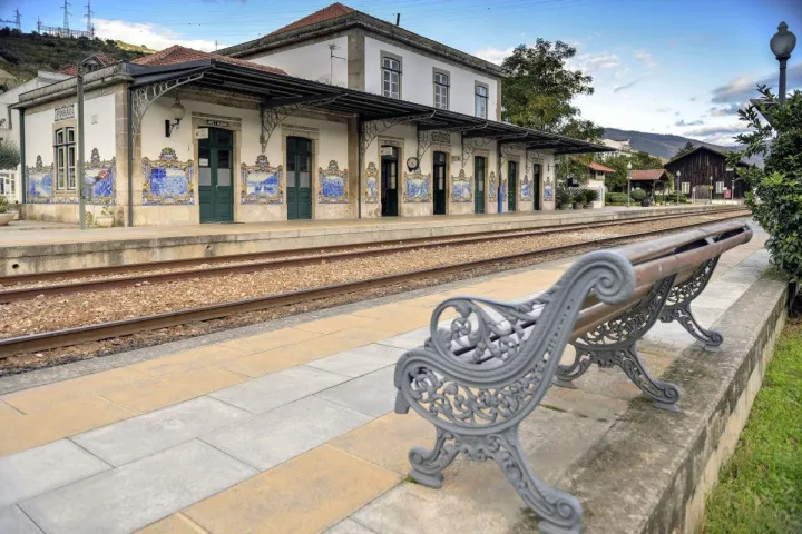 a bench that is sitting on the side of a building